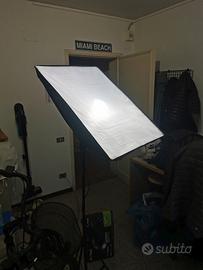 Soft box treppiedi e riflettore fotografico