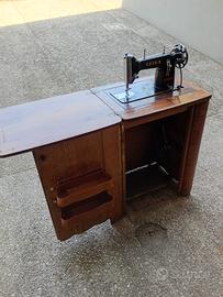Macchina da cucire con mobile vintage