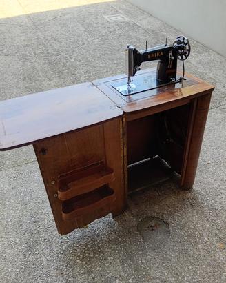 Macchina da cucire con mobile vintage