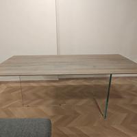 Tavolo di design (Devina Nais)