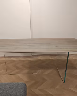 Tavolo di design (Devina Nais)