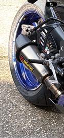 Terminale akrapovic esagonale montato su yamaha R6