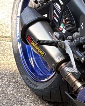 Terminale akrapovic esagonale montato su yamaha R6