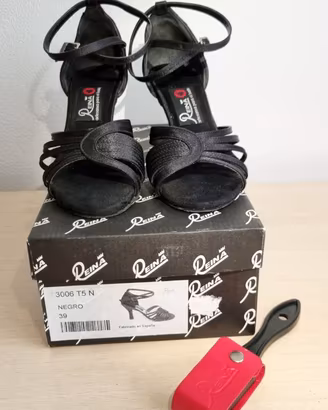 Scarpe da ballo “Reina” in raso nero.