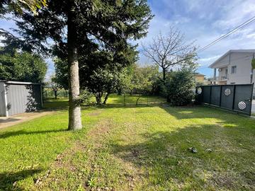 Terreno di 665 m² a Villa Cortese