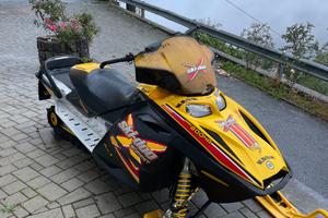 Motoslitta skidoo