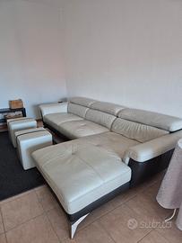 divano con penisola e puff