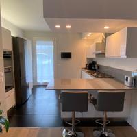 Cucina con elettrodomestici