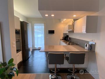 Cucina con elettrodomestici