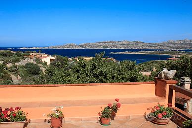 La Maddalena appartamento vista mare con giardino