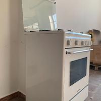 CUCINA  4 FUOCHI  MARCA SMEG  CON FORNO VENTILATO