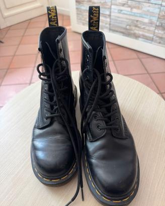 Dr. Martens 1460 Smooth Nere – Anfibi 8 Occhielli