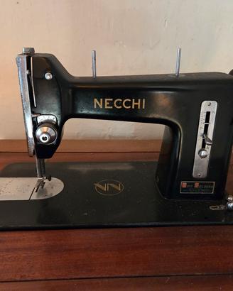 Macchina da cucire vintage NECCHI con mobiletto 
