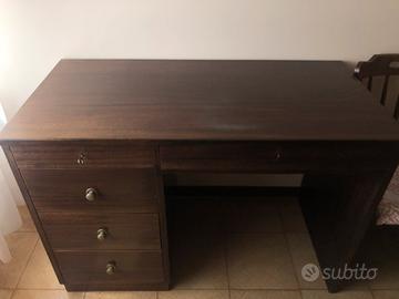Scrivania in legno