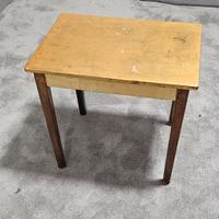 piccolo tavolino d'epoca in legno alto 45 cm