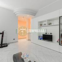 AMPIO TRE LOCALI AL PIANO RIALZATO CON BOX