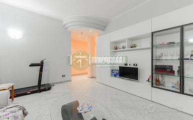 AMPIO TRE LOCALI AL PIANO RIALZATO CON BOX