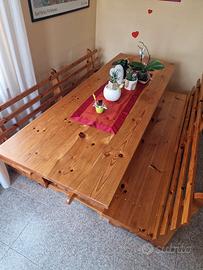 Tavolo in legno con panche