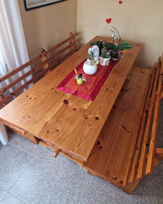 Tavolo in legno con panche
