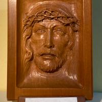 Volto di Cristo intagliato nel legno nel 1985