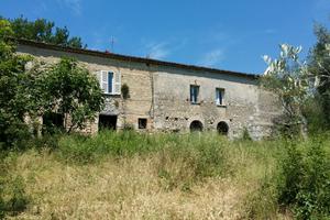 Casolare di campagna più terreni