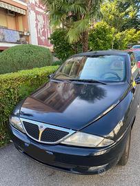 Auto lancia Y