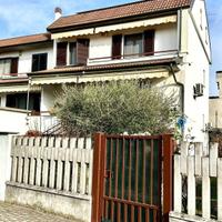 MORTARA CITTA': AMPIA VILLA DI TESTA CON GIARDINO