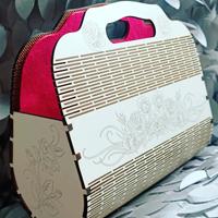 Borsa in legno con incisioni decorative 