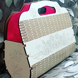 Borsa in legno con incisioni decorative 