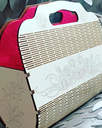 Borsa in legno con incisioni decorative 