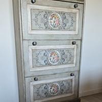 Scarpiera in legno decorata artigianalmente