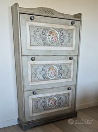 Scarpiera in legno decorata artigianalmente