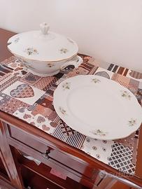 Zuppiera con due piatti da portata