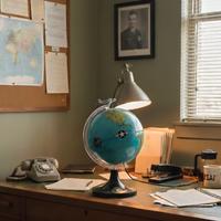 vecchio mappamondo con aereo metallo