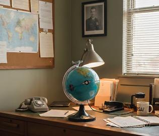 vecchio mappamondo con aereo metallo