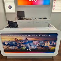 ARREDAMENTO BRI PER NEGOZIO SKY