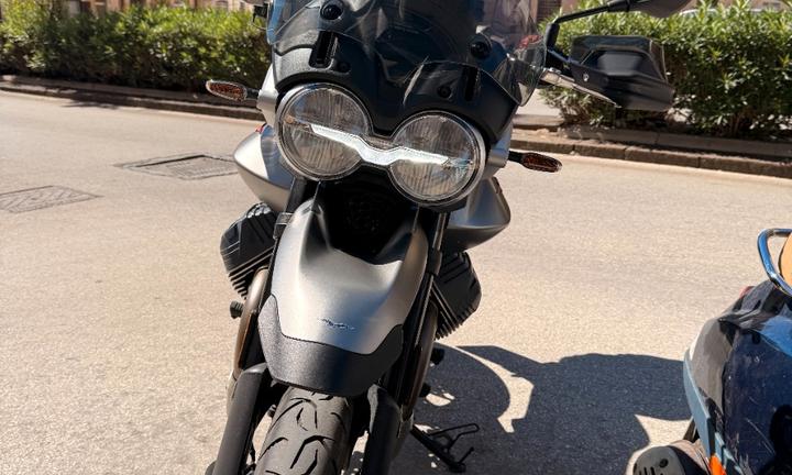 Moto Guzzi V85 - 2025