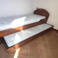 Letto singolo in legno con secondo letto