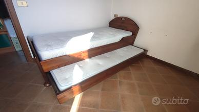 Letto singolo in legno con secondo letto