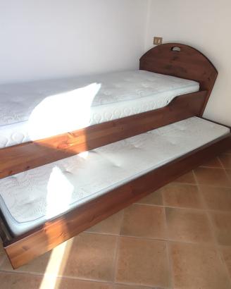 Letto singolo in legno con secondo letto