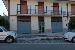 Locale commerciale 130 mq con spazio esterno