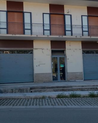 Locale commerciale 130 mq con spazio esterno