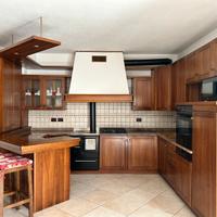 Cucina e panca con tavolo