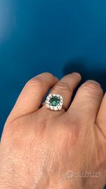 Anello con smeraldo a margherita.