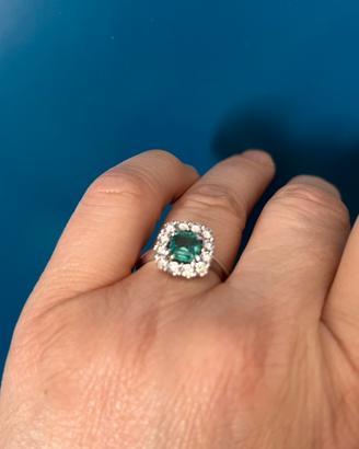 Anello con smeraldo a margherita.