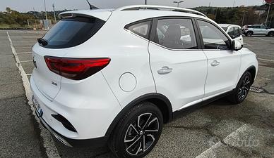 Auto MG zs Luxury 