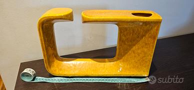 Vaso Bertoncello forma G stilizzata giallo senape