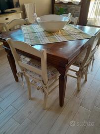 Tavolo allungabile e divano