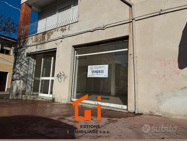 Locale Commerciale 100 mq con 2 Ampie Vetrine