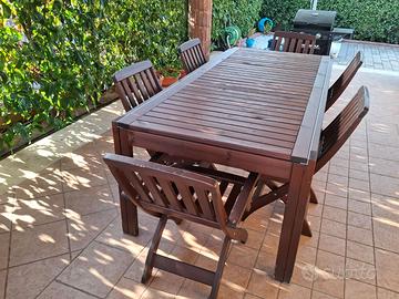 Tavolo in legno da giardino